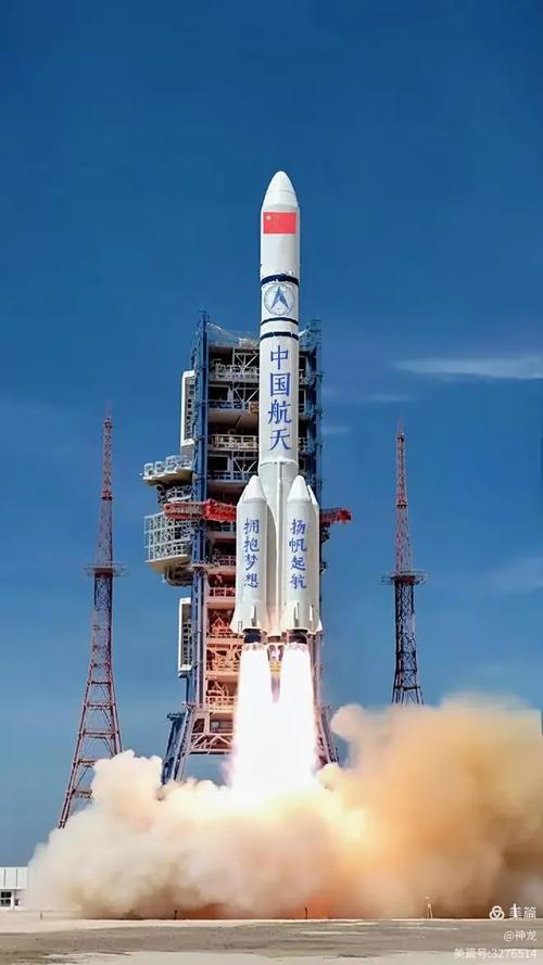 唤醒工农千万,汇聚磅礴力量,热血洒疆场.南湖舟启航处,星火渐呈